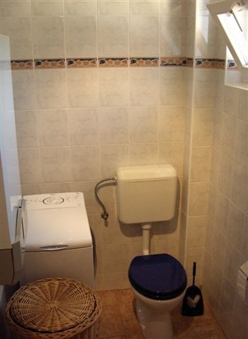 Bad unten Toilette und Waschmaschine